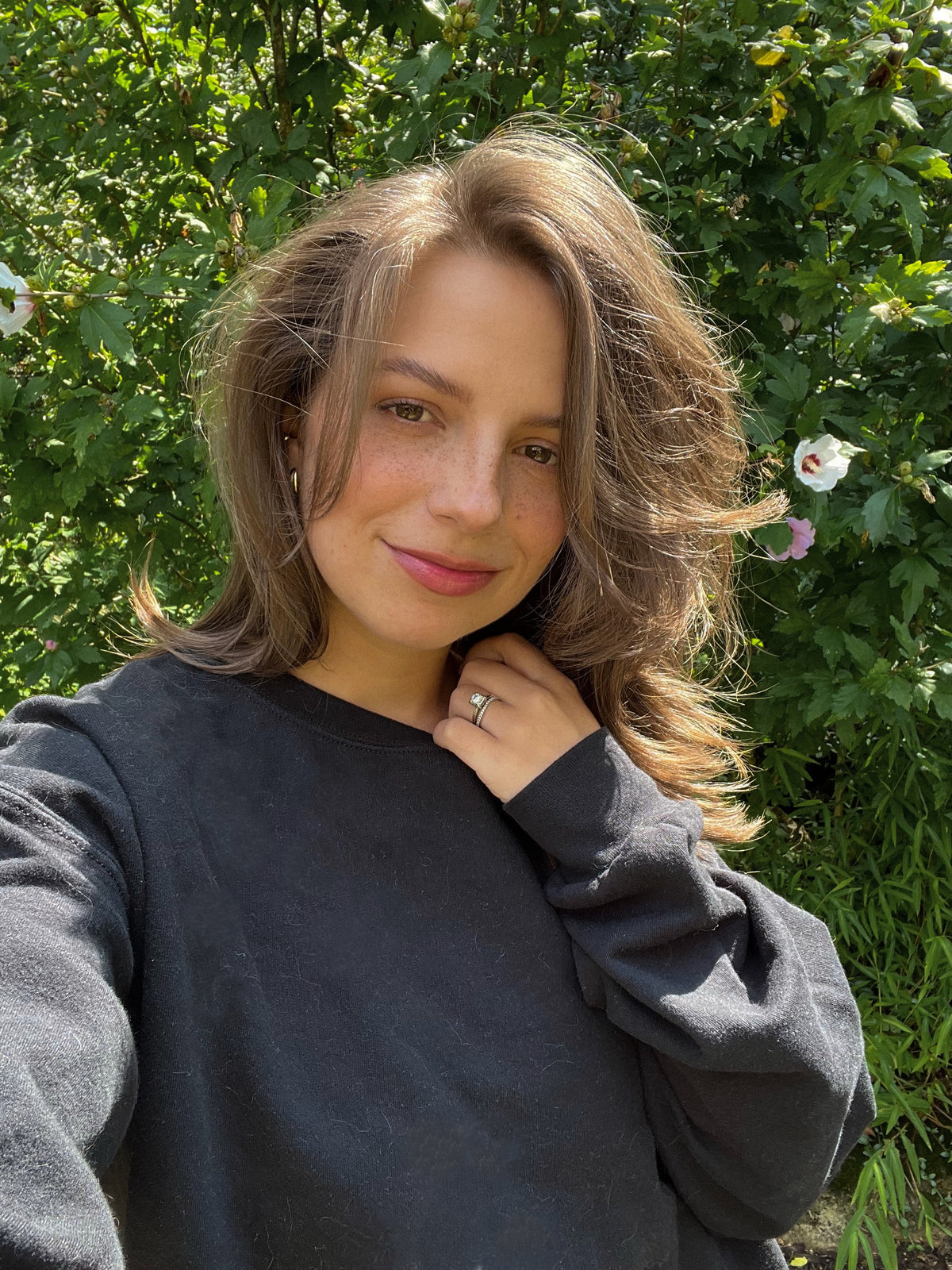 Mulher sorrindo com a pele natural ao ar livre