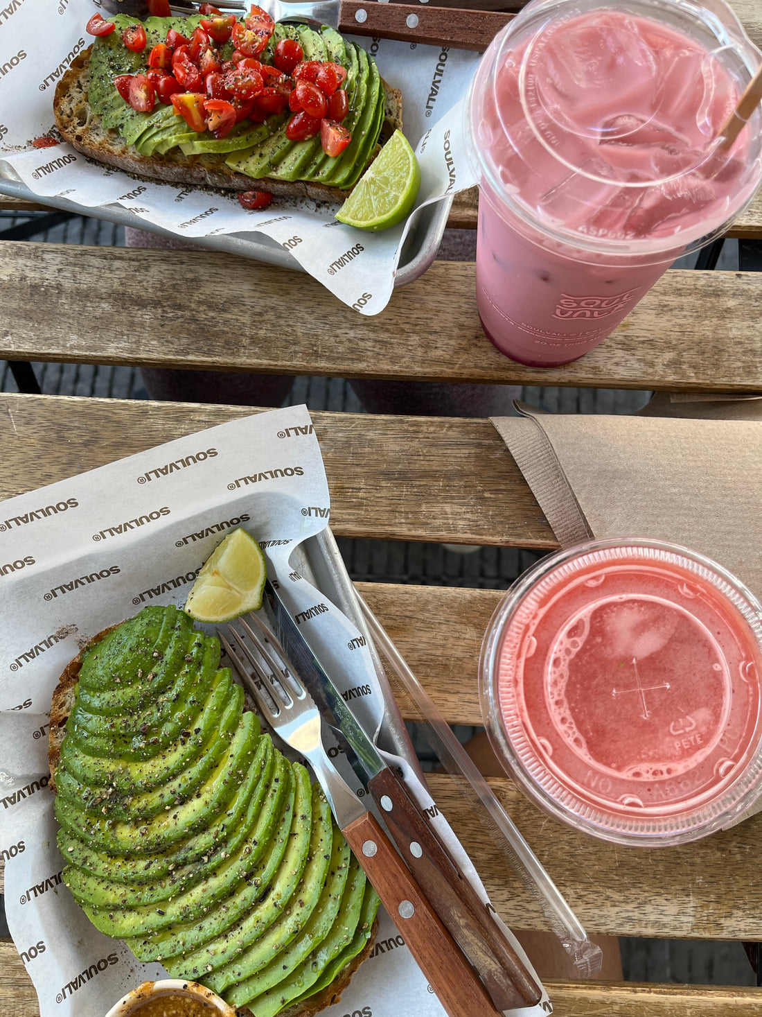 Torradas com abacate e smoothie ao ar livre