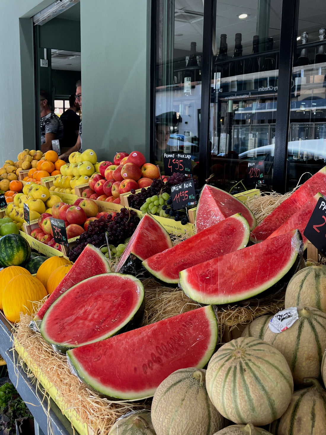 Banca de feira com melancias e frutas frescas