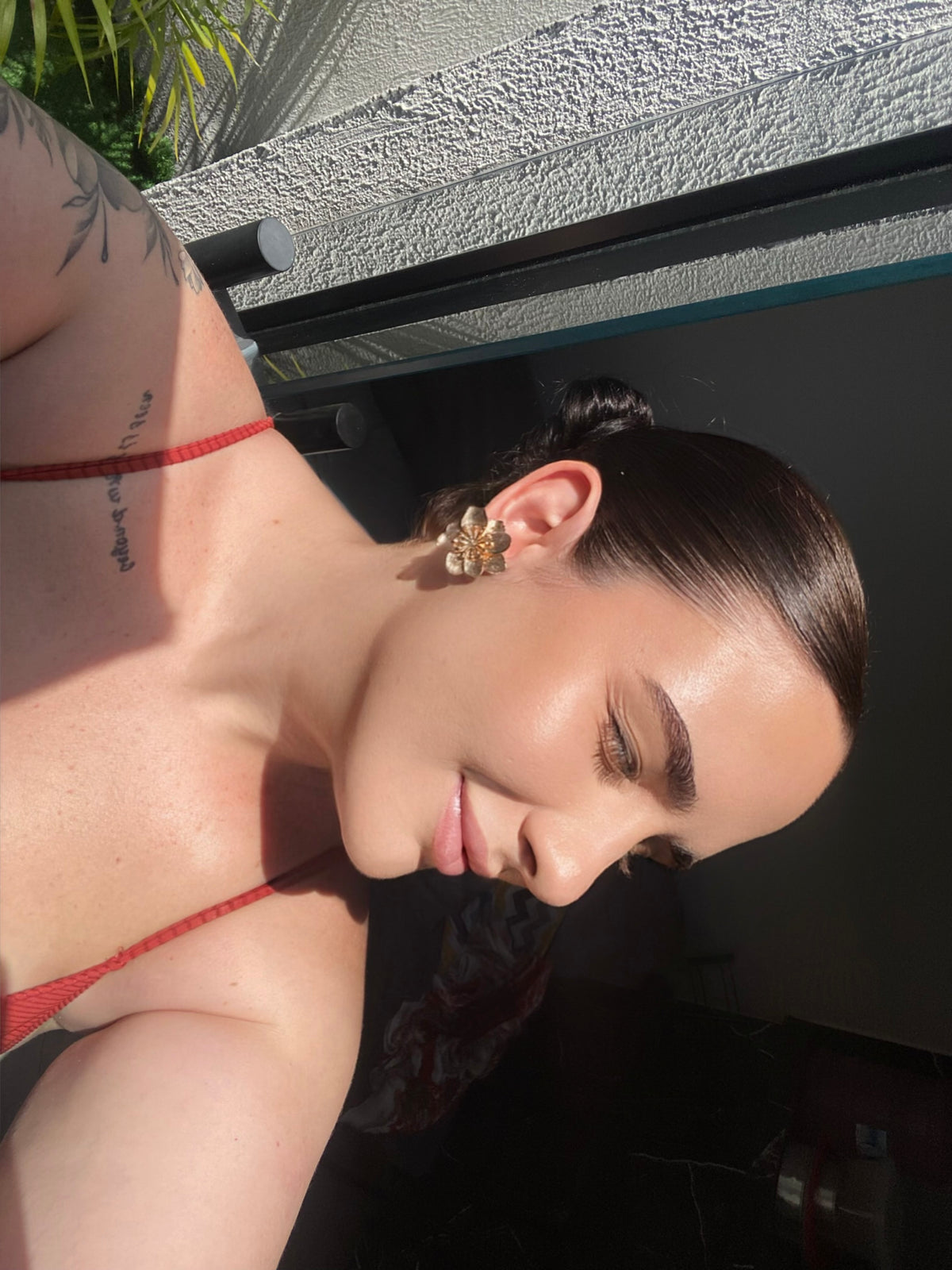 Mulher com a pele iluminada pelo sol