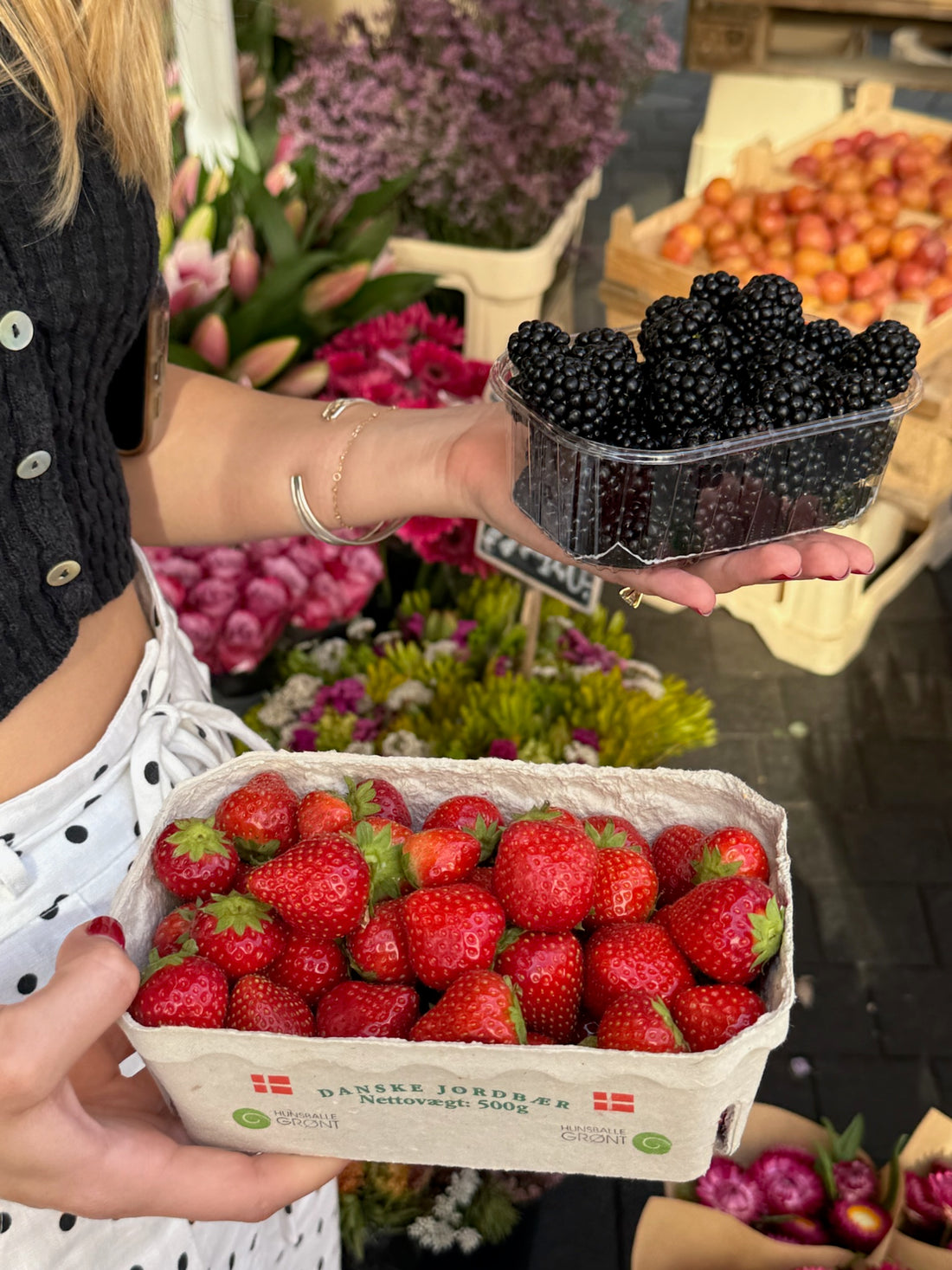 Caixas de morangos e amoras na feira