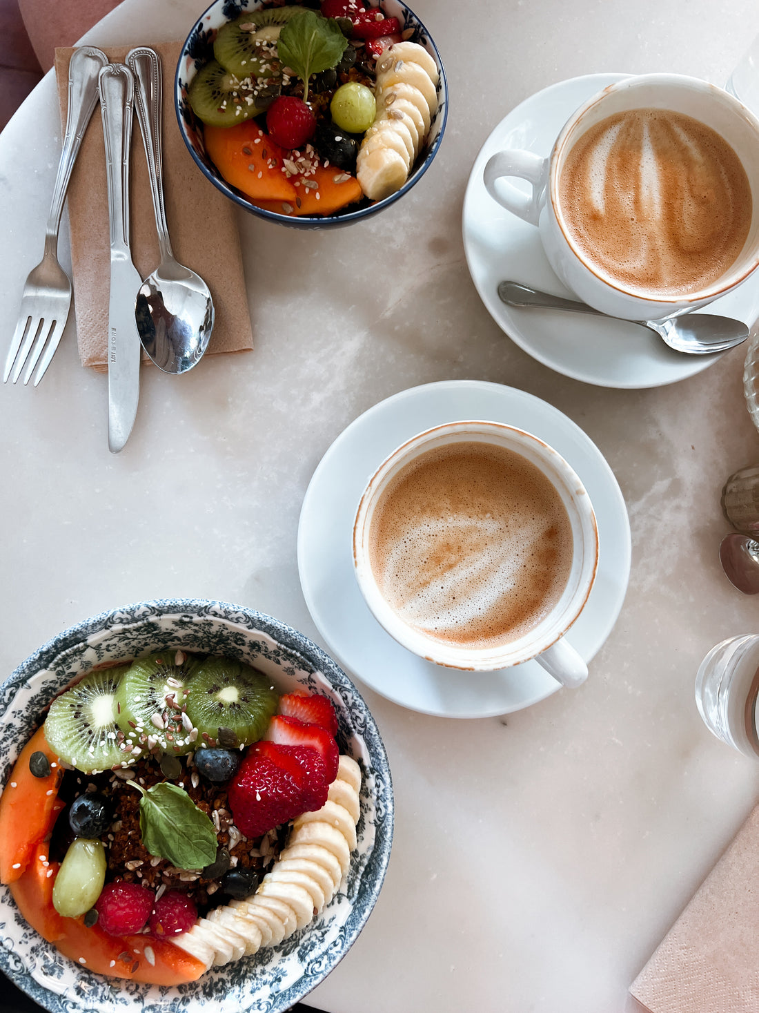 Mesa de café da manhã com frutas e café ao sol
