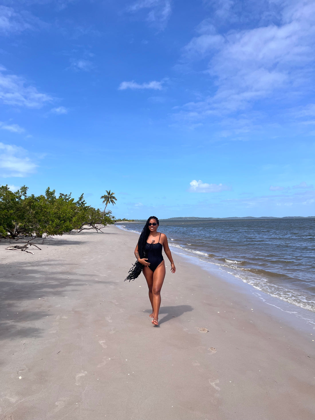 Mulher caminhando na praia